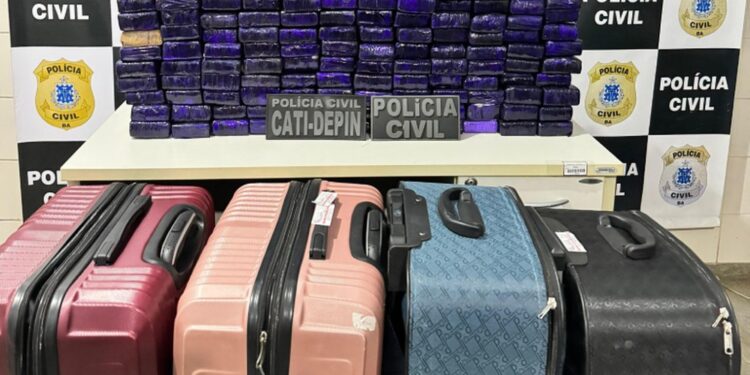 Duas mulheres são presas suspeitas de transportar 100 kg de maconha em malas dentro de ônibus no sudoeste da Bahia