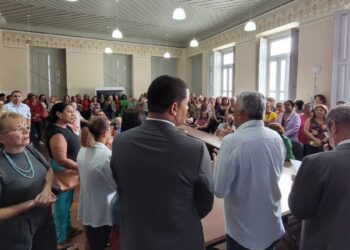 Prefeito recebe professores e determina divulgação de lista de servidores aptos aos precatórios