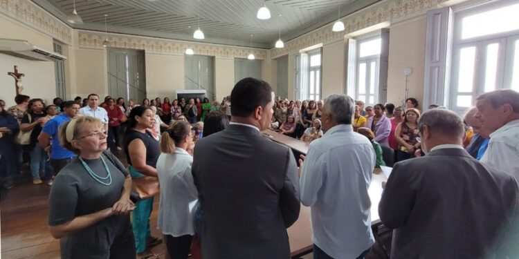Prefeito recebe professores e determina divulgação de lista de servidores aptos aos precatórios