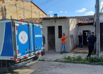 Homem encontrado morto em casa abandonada em Feira de Santana; Suspeito alega influência de vozes espirituais