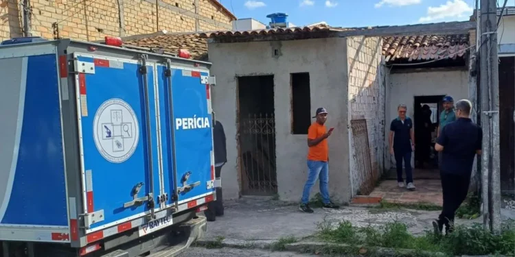 Homem encontrado morto em casa abandonada em Feira de Santana; Suspeito alega influência de vozes espirituais