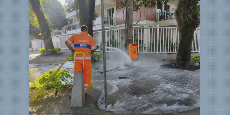 Após registro de 40 cães envenenados na Barra, Comlurb faz limpeza pesada de calçadas e canteiros; 6 animais morreram