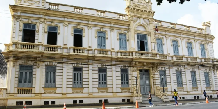 Prefeito publica exonerações Sérgio Carneiro, Moura Pinho e Mauricio Carvalho