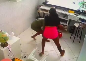 Suspeita de invadir salão de beleza e esfaquear jovem de 19 anos na Bahia é presa; vítima foi acusada de ‘dar em cima’ de ex-namorado