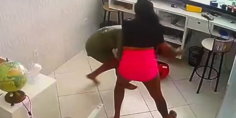 Suspeita de invadir salão de beleza e esfaquear jovem de 19 anos na Bahia é presa; vítima foi acusada de ‘dar em cima’ de ex-namorado