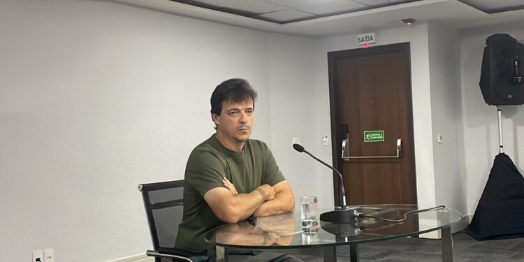 Diniz chora ao comentar demissão do Fluminense e projeta futuro: “Não sei se vou trabalhar esse ano”