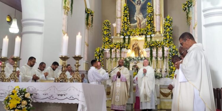 Católicos celebram a padroeira Senhora Santana
