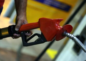 Petrobras anuncia aumento de preço da gasolina e do gás de cozinha
