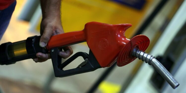 Petrobras anuncia aumento de preço da gasolina e do gás de cozinha