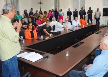 Prefeito empossa novos secretários e diretores em ato no gabinete