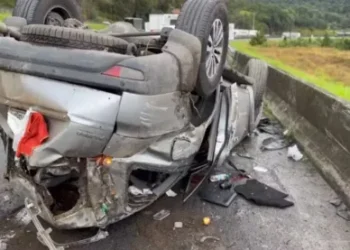 Ex-técnico da seleção brasileira fica ferido após carro capotar