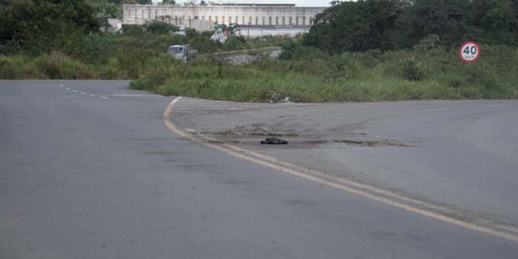 ‘Todo mundo correu para casa’: triplo homicídio em Candeias aterrorizou distrito