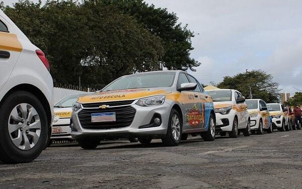 Carros de autoescola têm nova idade máxima permitida; veja mudanças