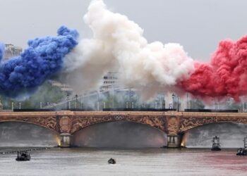 Paris 2024: sob forte chuva, cerimônia de abertura tem exaltação à cultura francesa