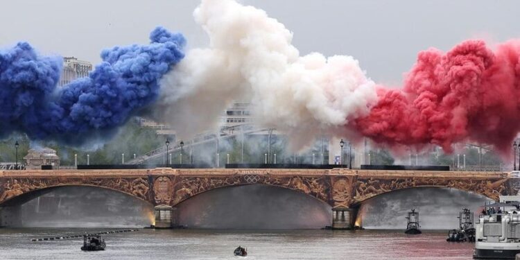Paris 2024: sob forte chuva, cerimônia de abertura tem exaltação à cultura francesa