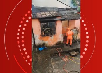 Dois irmãos de 8 e 3 anos morrem carbonizados após casa pegar fogo no sul da Bahia