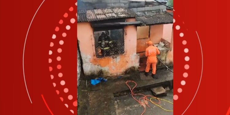 Dois irmãos de 8 e 3 anos morrem carbonizados após casa pegar fogo no sul da Bahia