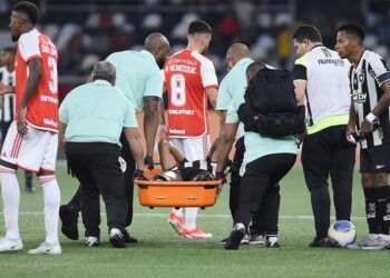 Júnior Santos, do Botafogo, sofre fratura na tíbia