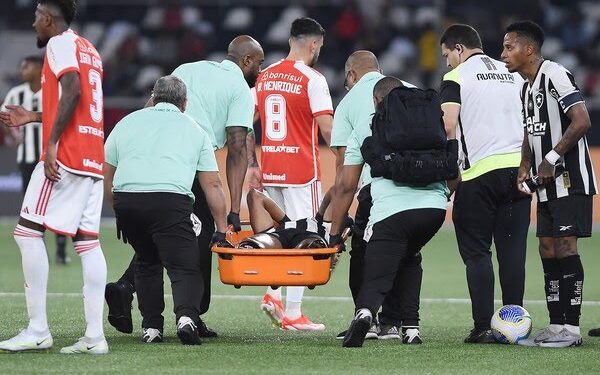 Júnior Santos, do Botafogo, sofre fratura na tíbia