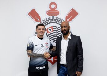Fagner renova contrato com o Corinthians até o fim de 2026