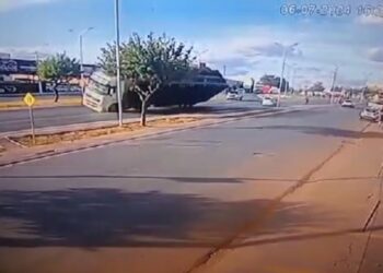 Caminhão que transportava bois tomba em rodovia na Bahia e por pouco não atinge outros veículos