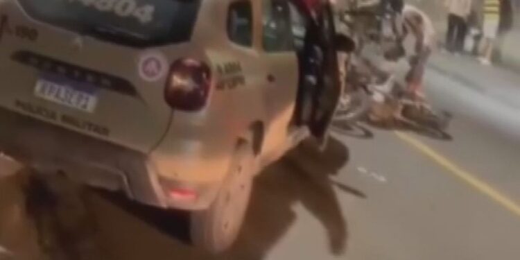 PM é atropelado ao tentar abordar dupla em moto durante blitz em Salvador