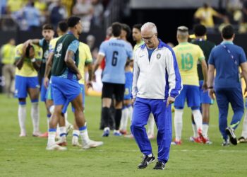 Uruguai x Brasil: Dorival fora da roda antes de pênaltis viraliza, e treinador explica reação