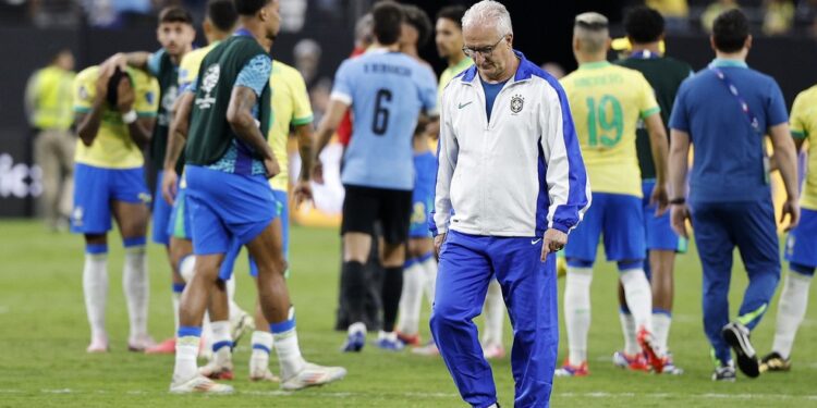 Uruguai x Brasil: Dorival fora da roda antes de pênaltis viraliza, e treinador explica reação