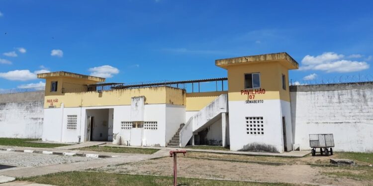 Homem vai à delegacia prestar queixa e acaba preso na Bahia