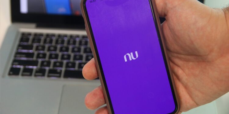 Nubank fora do ar hoje? Usuários relatam problemas no login do app