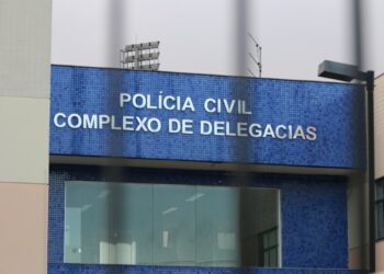 Ex-lutador é preso por agressão a idoso na Bahia; vítima e suspeito caíram em cima de barraca durante briga