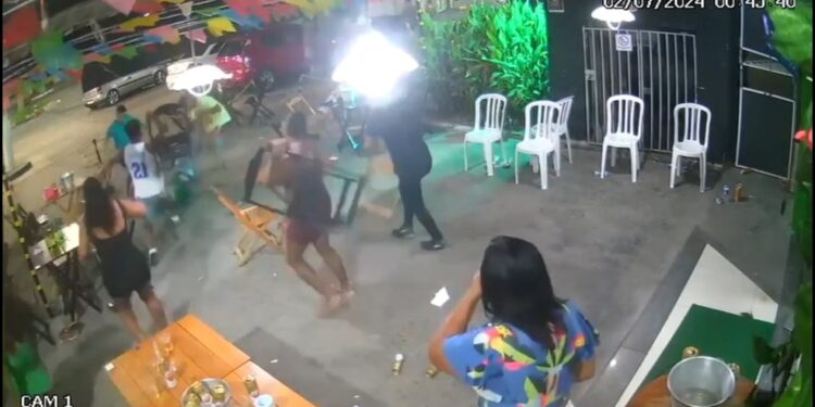 Dono de bar tem pulmão e fígado perfurados após ser esfaqueado por cliente na Região Metropolitana de Salvador