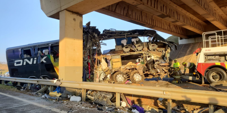 Acidente com ônibus no interior de SP deixa 10 mortos e mais de 40 feridos