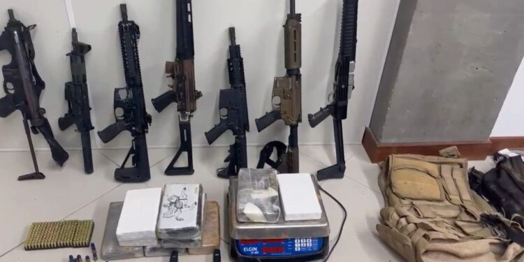 Seis fuzis, submetralhadora e mais de mil munições são encontrados durante maior apreensão de armas na Bahia em 2024