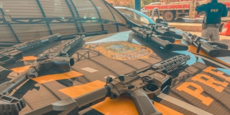PRF apreende arsenal de armas escondido dentro de painel de carro no oeste da Bahia