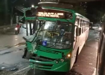 Ônibus batem e 4 passageiros são levados para UPA; Salvador registra 8 acidentes com 13 feridos em 12 horas