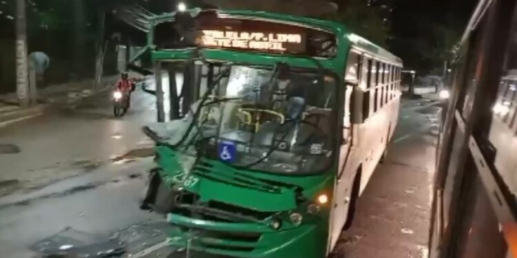 Ônibus batem e 4 passageiros são levados para UPA; Salvador registra 8 acidentes com 13 feridos em 12 horas