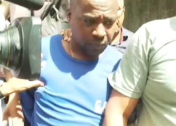 Vizinho é preso após confessar ter matado criança de 8 anos e deixado corpo sobre materiais de construção em rua de Salvador
