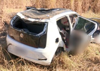 Dois jovens morrem e uma pessoa fica ferida após carro capotar no oeste da Bahia