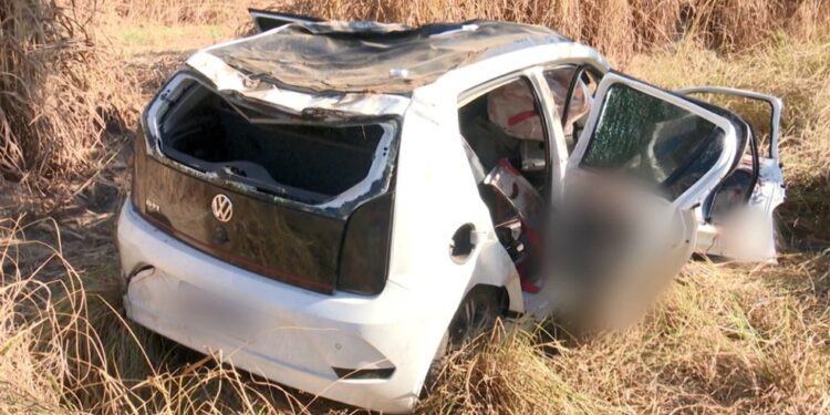 Dois jovens morrem e uma pessoa fica ferida após carro capotar no oeste da Bahia