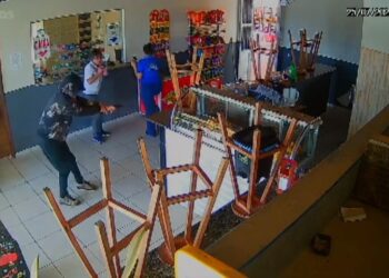 Homem é morto a tiros dentro de mercado na Bahia