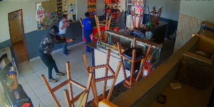 Homem é morto a tiros dentro de mercado na Bahia