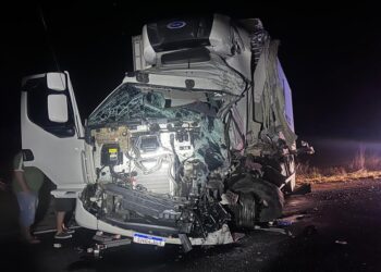 Uma pessoa morre e duas ficam gravemente feridas após batida entre caminhões na Bahia