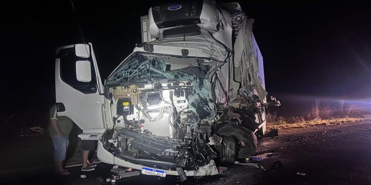 Uma pessoa morre e duas ficam gravemente feridas após batida entre caminhões na Bahia