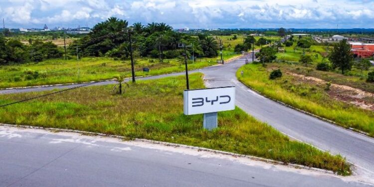 Vigilante da BYD é morto a tiros na frente de um dos portões de acesso à fabrica na Bahia