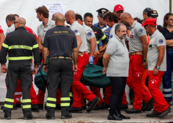 Mergulhadores encontram corpo de bilionário, filha e mais duas pessoas em iate que naufragou na Itália, diz jornal