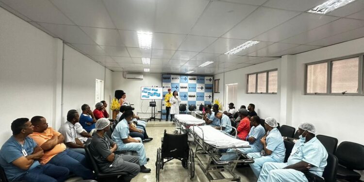Maqueiros do Hospital Clériston Andrade Participam de Capacitação Focada no Transporte Seguro e Identificação de Pacientes com AVC