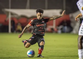 Matheusinho tem lesão confirmada e desfalca o Vitória por seis semanas