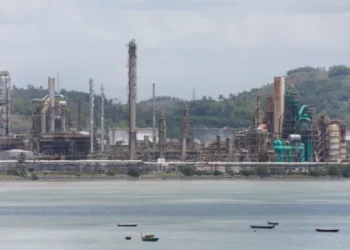“Visa apenas o lucro”, dispara economista sobre Acelen na Bahia