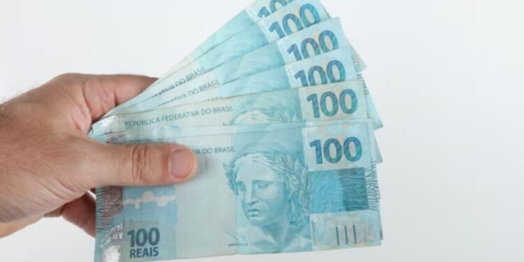 Governo estima aumento no salário mínimo de R$ 1.502,00 previsto para 2025